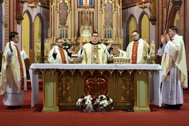 W Bielawie przy ołtarzu stanęło aż pięciu kapłanów.