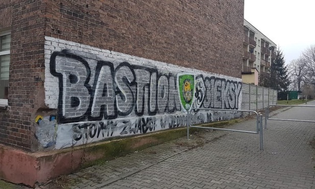 Katowice. Kto zapłaci za "kibicowskie dewastacje"? Miasto i klub GKS?  Tego chcą Rady Jednostek Pomocniczych
