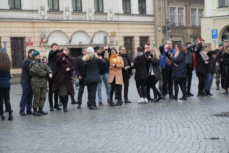 7. Polonez maturzystów z "Szybina" na cieszyńskim rynku - 2020