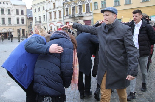7. Polonez maturzystów z "Szybina" na cieszyńskim rynku - 2020