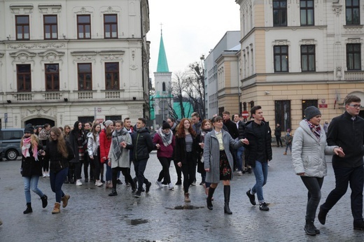 7. Polonez maturzystów z "Szybina" na cieszyńskim rynku - 2020