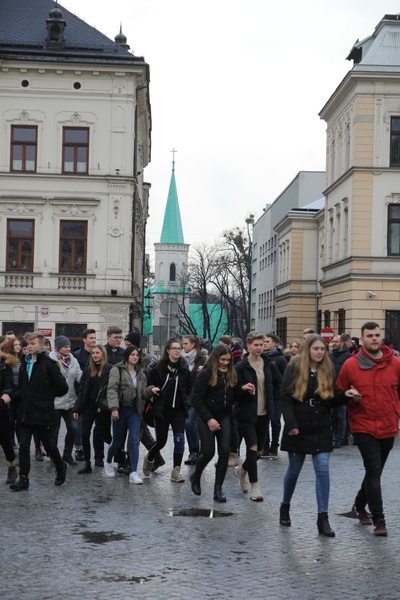 7. Polonez maturzystów z "Szybina" na cieszyńskim rynku - 2020