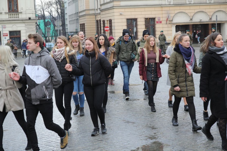 7. Polonez maturzystów z "Szybina" na cieszyńskim rynku - 2020