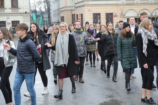 7. Polonez maturzystów z "Szybina" na cieszyńskim rynku - 2020