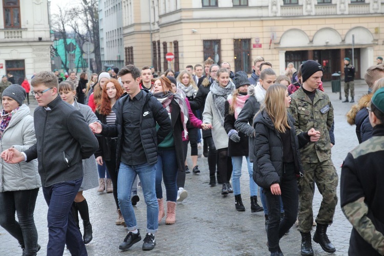 7. Polonez maturzystów z "Szybina" na cieszyńskim rynku - 2020