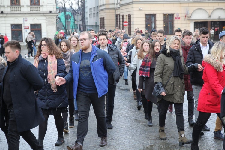 7. Polonez maturzystów z "Szybina" na cieszyńskim rynku - 2020