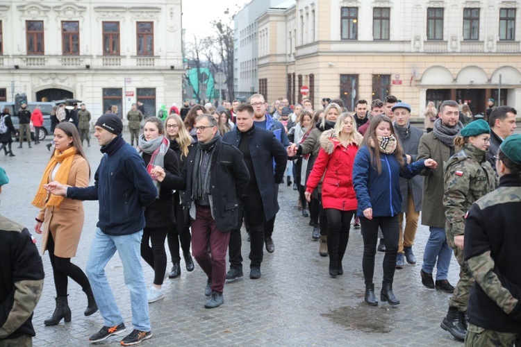 7. Polonez maturzystów z "Szybina" na cieszyńskim rynku - 2020