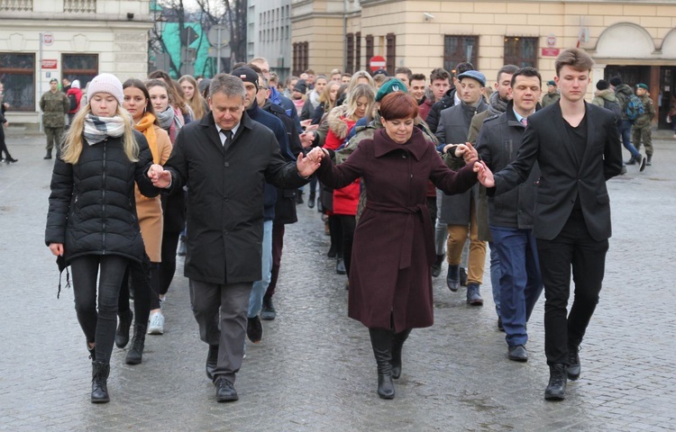 7. Polonez maturzystów z "Szybina" na cieszyńskim rynku - 2020