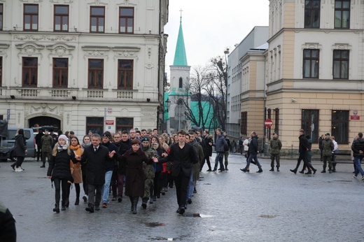7. Polonez maturzystów z "Szybina" na cieszyńskim rynku - 2020