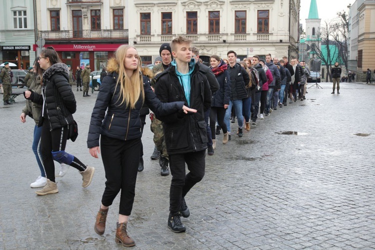 7. Polonez maturzystów z "Szybina" na cieszyńskim rynku - 2020