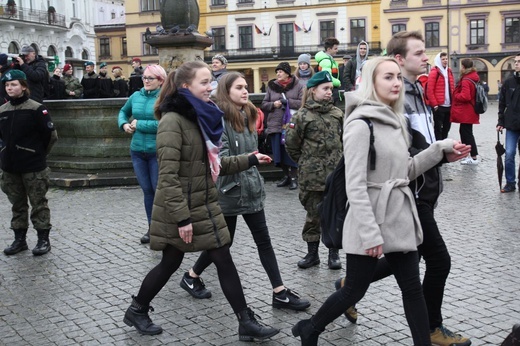 7. Polonez maturzystów z "Szybina" na cieszyńskim rynku - 2020