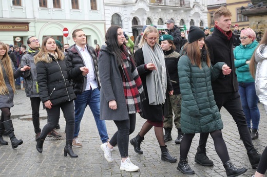 7. Polonez maturzystów z "Szybina" na cieszyńskim rynku - 2020