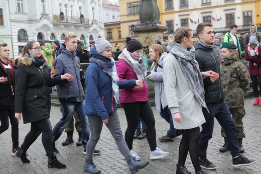 7. Polonez maturzystów z "Szybina" na cieszyńskim rynku - 2020