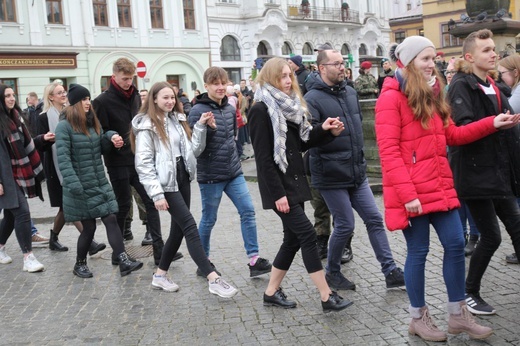 7. Polonez maturzystów z "Szybina" na cieszyńskim rynku - 2020