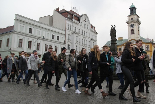 7. Polonez maturzystów z "Szybina" na cieszyńskim rynku - 2020
