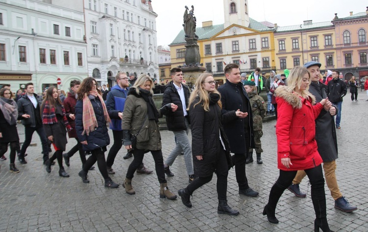 7. Polonez maturzystów z "Szybina" na cieszyńskim rynku - 2020