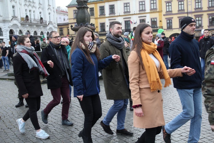 7. Polonez maturzystów z "Szybina" na cieszyńskim rynku - 2020