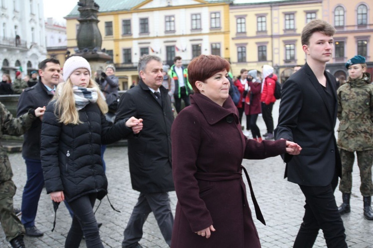 7. Polonez maturzystów z "Szybina" na cieszyńskim rynku - 2020