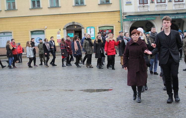 7. Polonez maturzystów z "Szybina" na cieszyńskim rynku - 2020