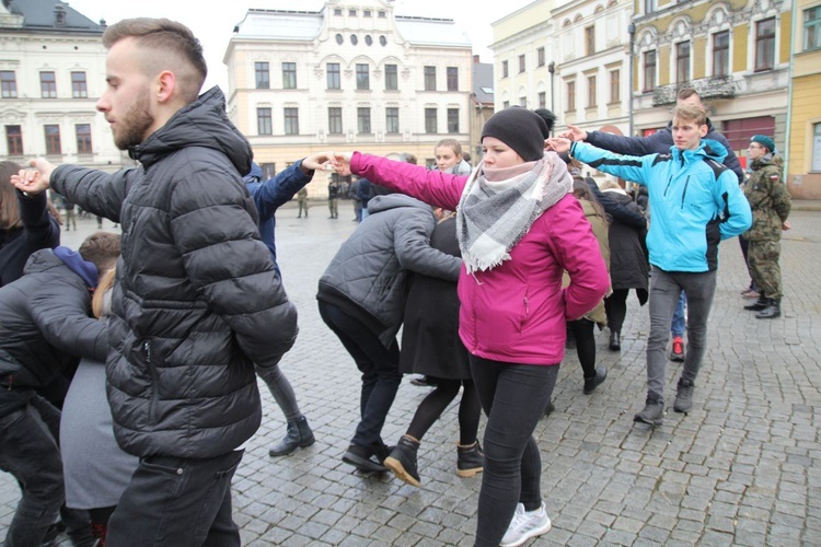 7. Polonez maturzystów z "Szybina" na cieszyńskim rynku - 2020