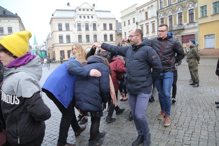 7. Polonez maturzystów z "Szybina" na cieszyńskim rynku - 2020