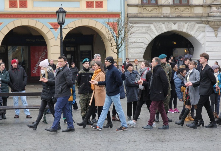 7. Polonez maturzystów z "Szybina" na cieszyńskim rynku - 2020