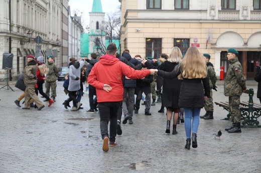 7. Polonez maturzystów z "Szybina" na cieszyńskim rynku - 2020