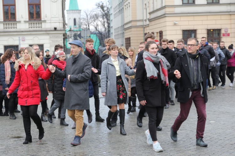 7. Polonez maturzystów z "Szybina" na cieszyńskim rynku - 2020