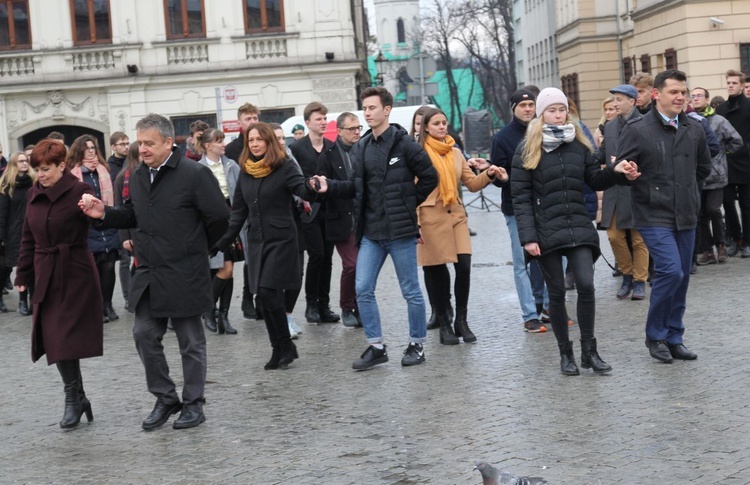 7. Polonez maturzystów z "Szybina" na cieszyńskim rynku - 2020