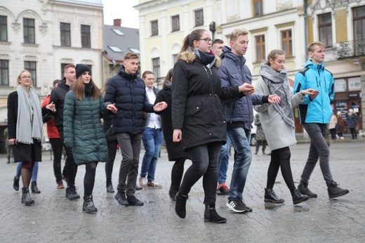 7. Polonez maturzystów z "Szybina" na cieszyńskim rynku - 2020