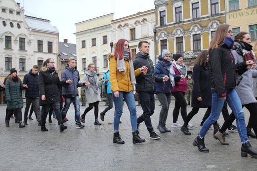 7. Polonez maturzystów z "Szybina" na cieszyńskim rynku - 2020