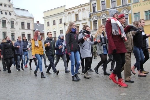 7. Polonez maturzystów z "Szybina" na cieszyńskim rynku - 2020