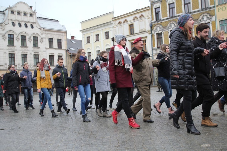 7. Polonez maturzystów z "Szybina" na cieszyńskim rynku - 2020