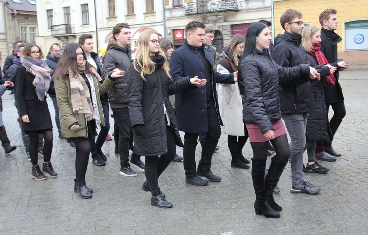 7. Polonez maturzystów z "Szybina" na cieszyńskim rynku - 2020