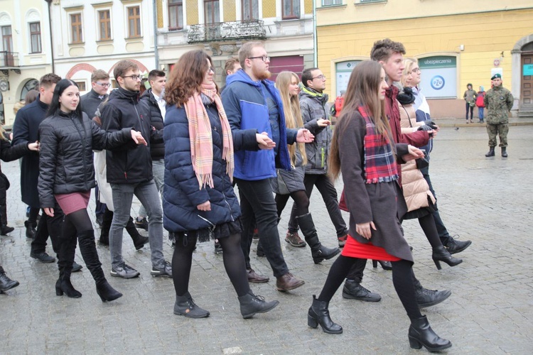 7. Polonez maturzystów z "Szybina" na cieszyńskim rynku - 2020