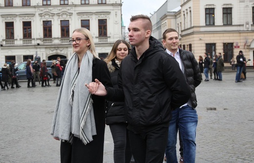 7. Polonez maturzystów z "Szybina" na cieszyńskim rynku - 2020