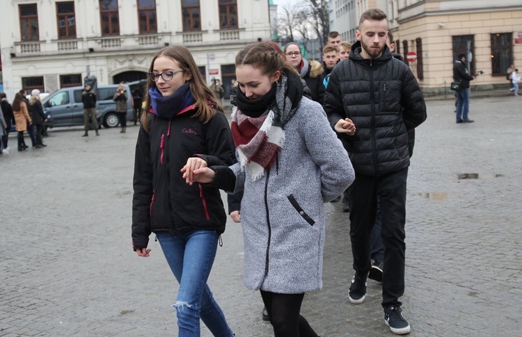 7. Polonez maturzystów z "Szybina" na cieszyńskim rynku - 2020