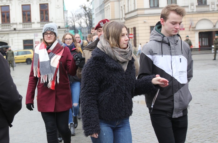 7. Polonez maturzystów z "Szybina" na cieszyńskim rynku - 2020