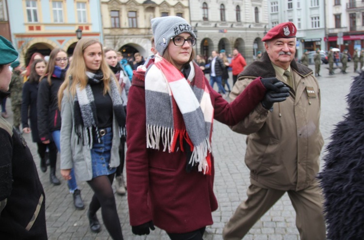 7. Polonez maturzystów z "Szybina" na cieszyńskim rynku - 2020