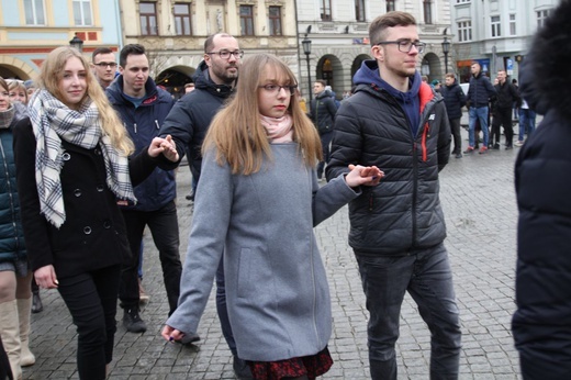7. Polonez maturzystów z "Szybina" na cieszyńskim rynku - 2020