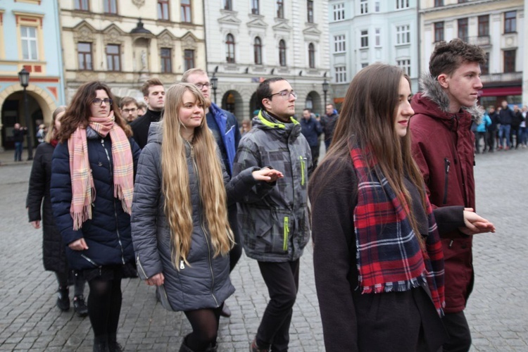 7. Polonez maturzystów z "Szybina" na cieszyńskim rynku - 2020