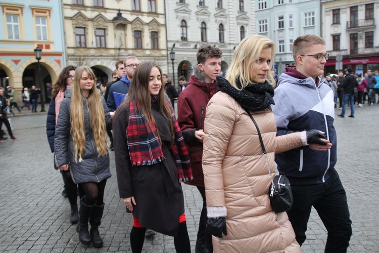 7. Polonez maturzystów z "Szybina" na cieszyńskim rynku - 2020