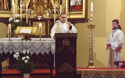 ks. Mariusz w czasie głoszenia homilii.