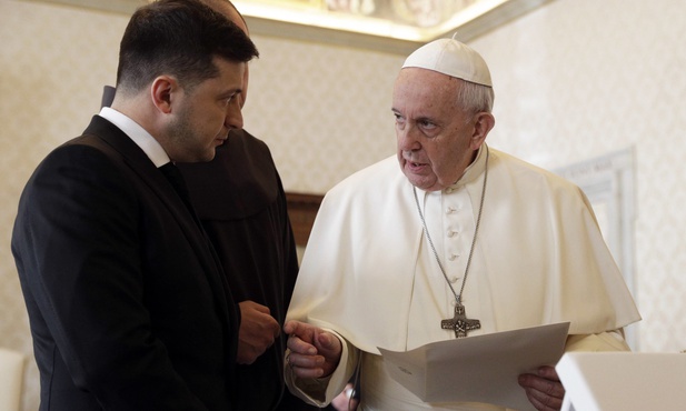 Zełeński na Twitterze: „Prosiłem Ojca Świętego o pomoc w uwolnieniu Ukraińców wiezionych w Donbasie, na Krymie i w Rosji” 