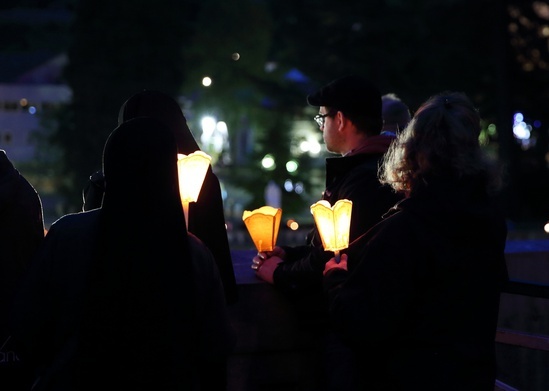 Lourdes: wznowiono modlitwę nieustanną w grocie objawień
