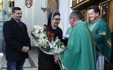 Parafianie składają gratulacje ks. prał. Romanowi.