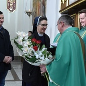 Parafianie składają gratulacje ks. prał. Romanowi.