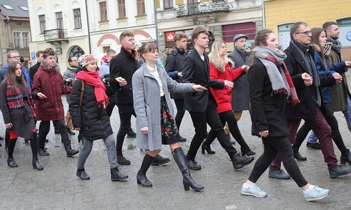 Maturzyści "Szybina" i ich goście na cieszyńskim rynku.