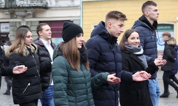 Polonez maturzystów na rynku, to już siedmoletnia tradycja w Cieszynie!