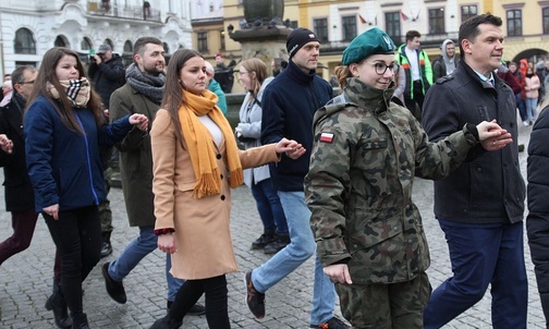 Para za parą - maturzyści "Szybina" znów udowodnili, że tradycja poloneza w mlodym popkoleniu nie ginie!